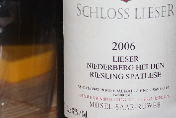 Auch 12 Jahre danach, versprüht die Niederberg Helden Spätlese aus dem Jahre 2006 eine wahre Trinkfreude im Glas.